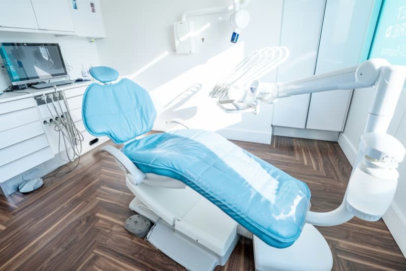 Consultorio dental moderno con tecnología de vanguardia