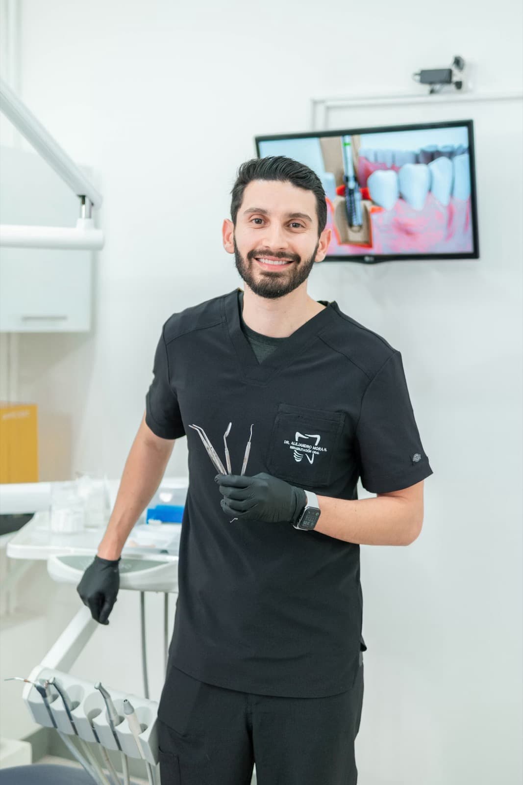 Dentista profesional en consultorio moderno